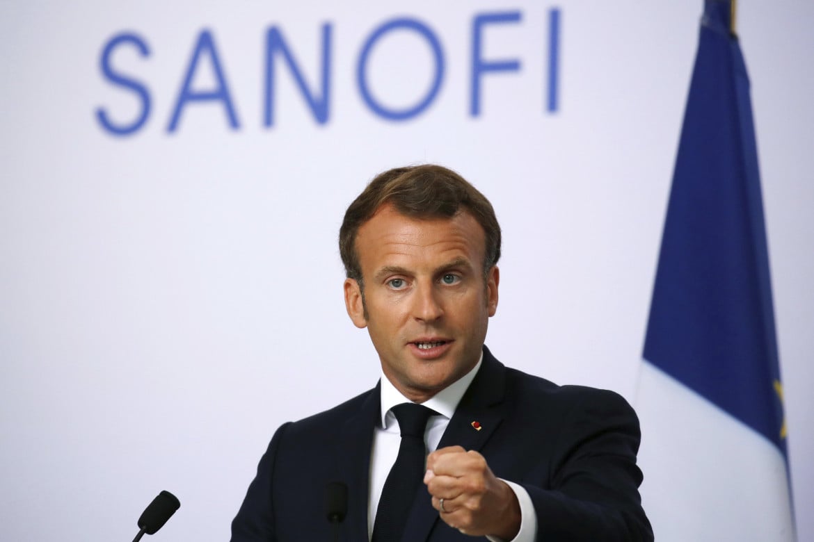 Vaccino, la Francia parte all’offensiva. Macron stringe il patto con Sanofi