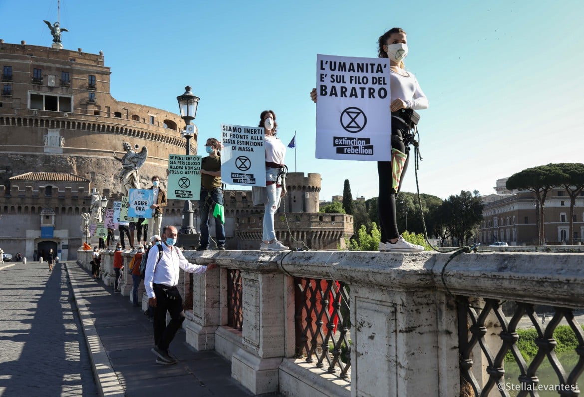Roma, Extinction Rebellion protesta sul parapetto di Ponte Sant’Arcangelo