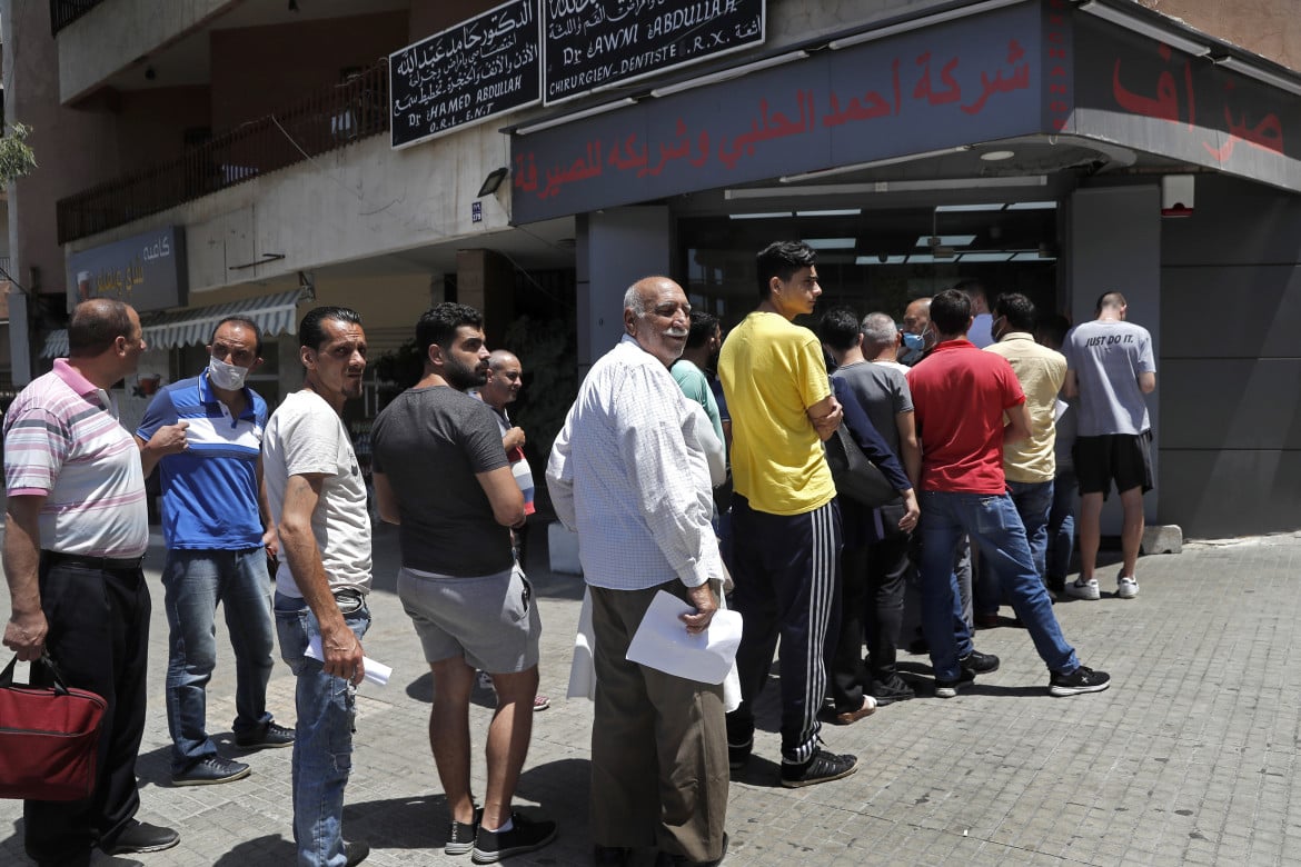 Inflazione, scontro politico e virus. Il Libano resta al buio