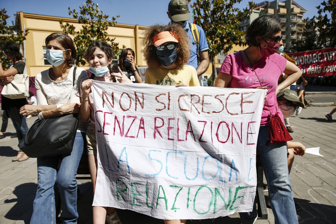 Scuola, sindacati ad Azzolina: «Mancano spazio e docenti»