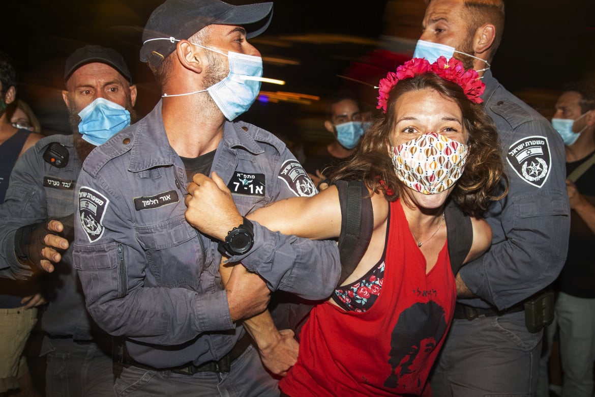 Nuove proteste, La Familia corre in soccorso di Netanyahu