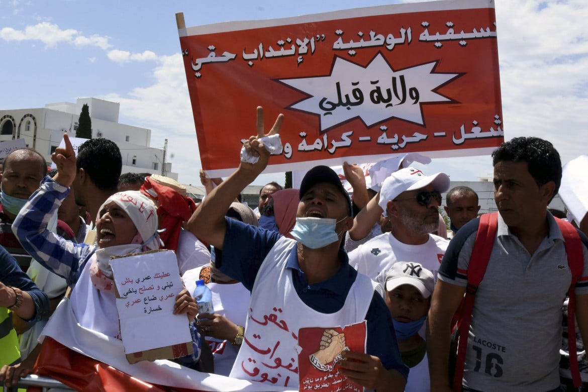 Tunisia, il passo indietro del premier Fakhfakh riacutizza la crisi politica e sociale