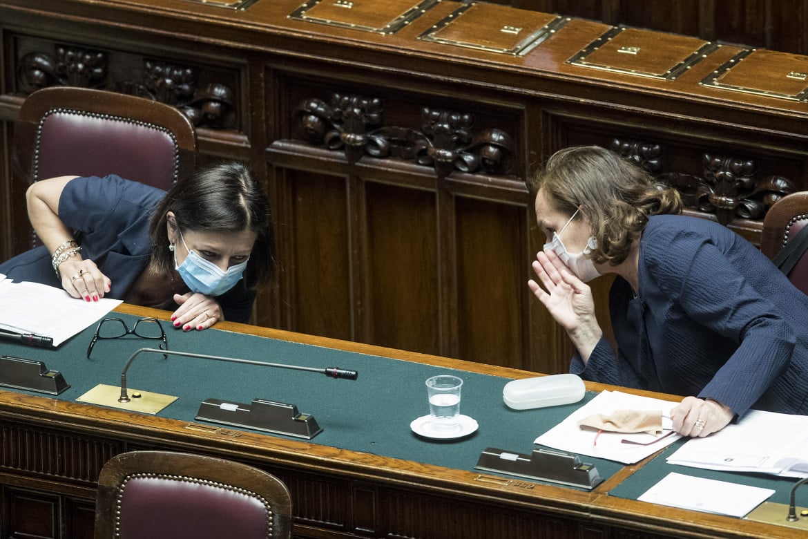 Le ministre De Micheli e Lamorgese in un question time alla camera, foto LaPresse