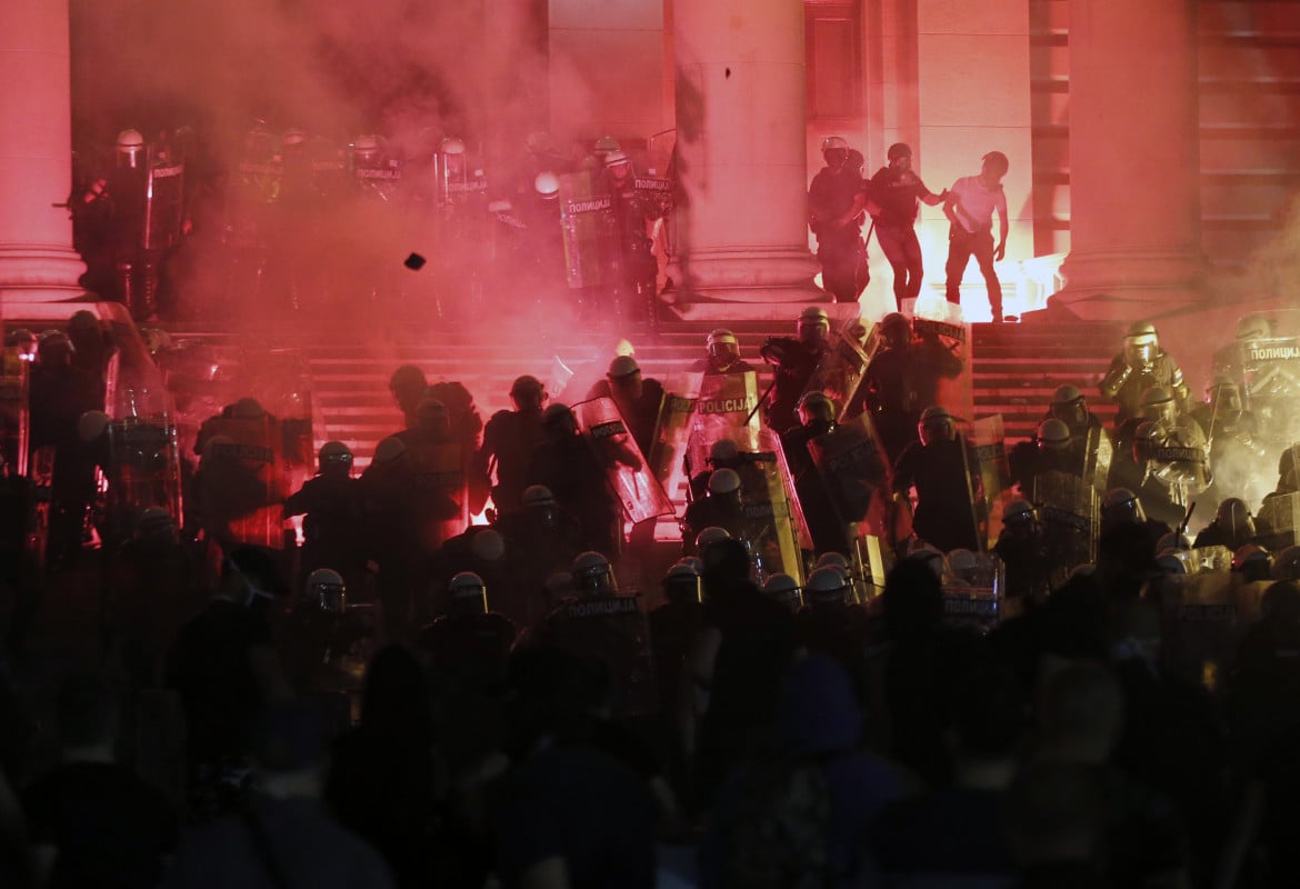A Belgrado guerriglia e assalto al Parlamento. Feriti giornalisti, 71 arresti
