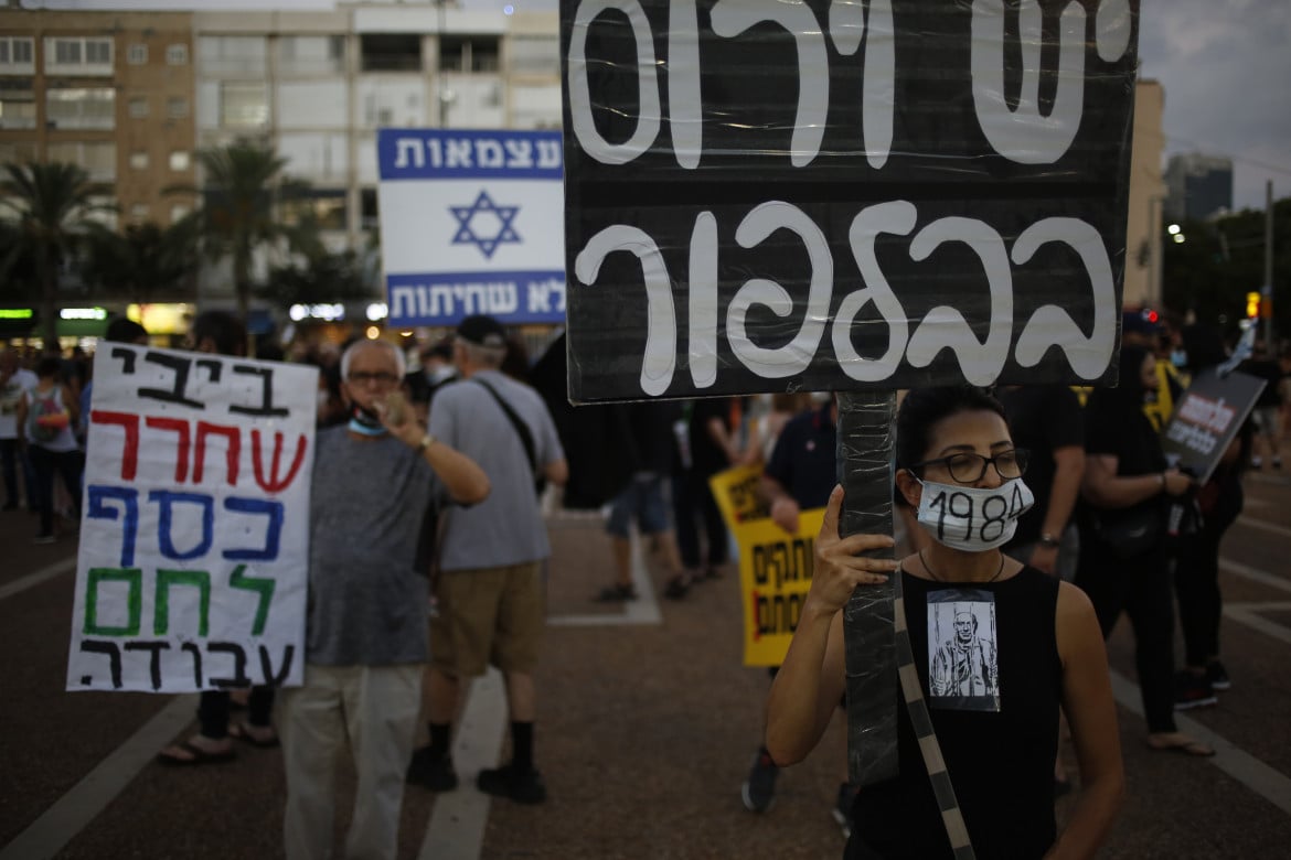 Covid-19, a Tel Aviv protesta di massa contro Netanyahu