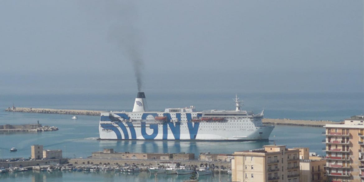 Nave quarantena arriva a Lampedusa. A Porto Empedocle esplode la rivolta