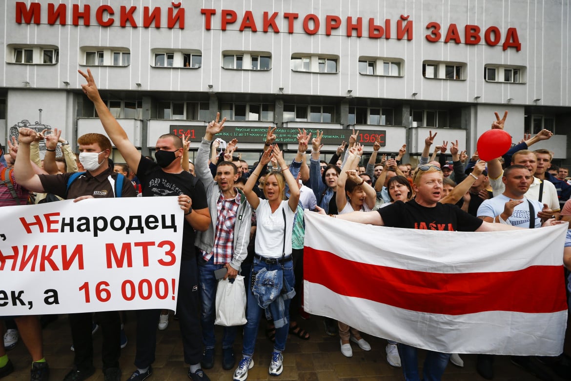 La protesta raggiunge il palazzo del governo. A Minsk ore decisive