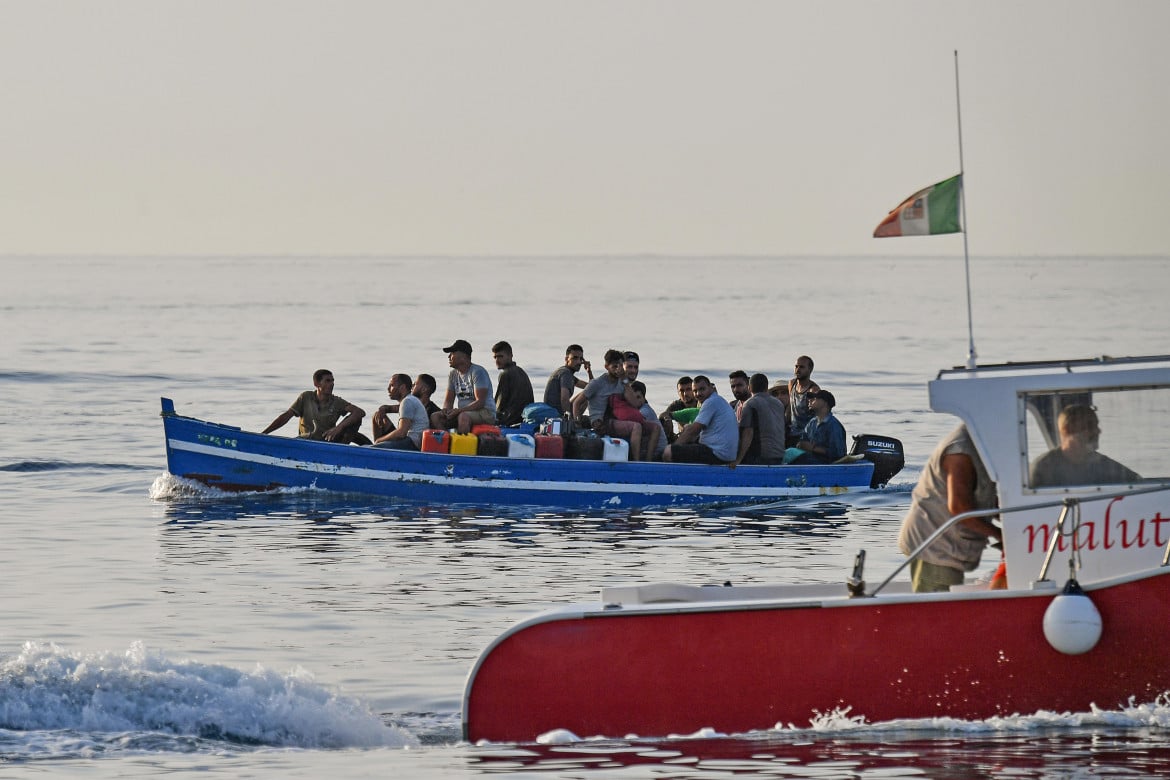 270 migranti  abbandonati  nel Mediterraneo