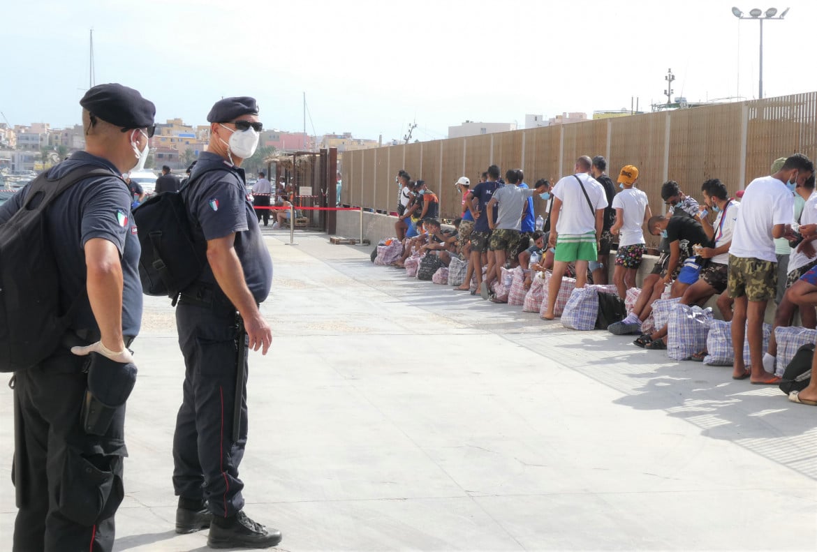 Migranti, il Tar Sicilia sospende l’ordinanza di Musumeci
