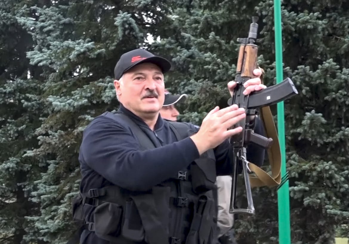 Armato e in mimetica Lukashenko chiama «topi» i manifestanti