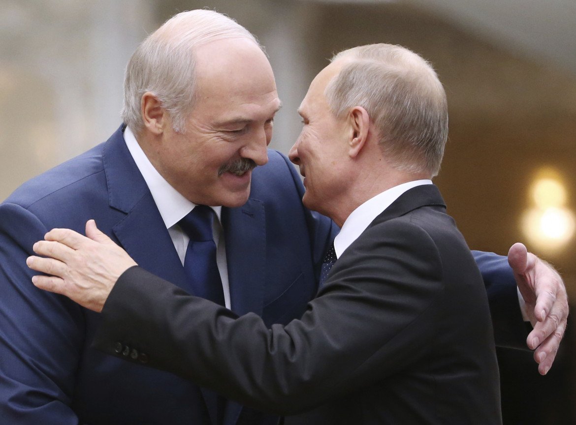 Putin rompe gli indugi: «Forze di sicurezza in aiuto a Minsk»