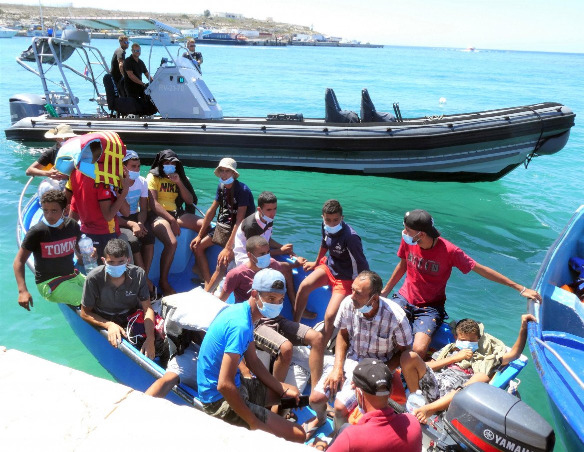 In 500 arrivano a Lampedusa. Il sindaco: «Vado a Tunisi»