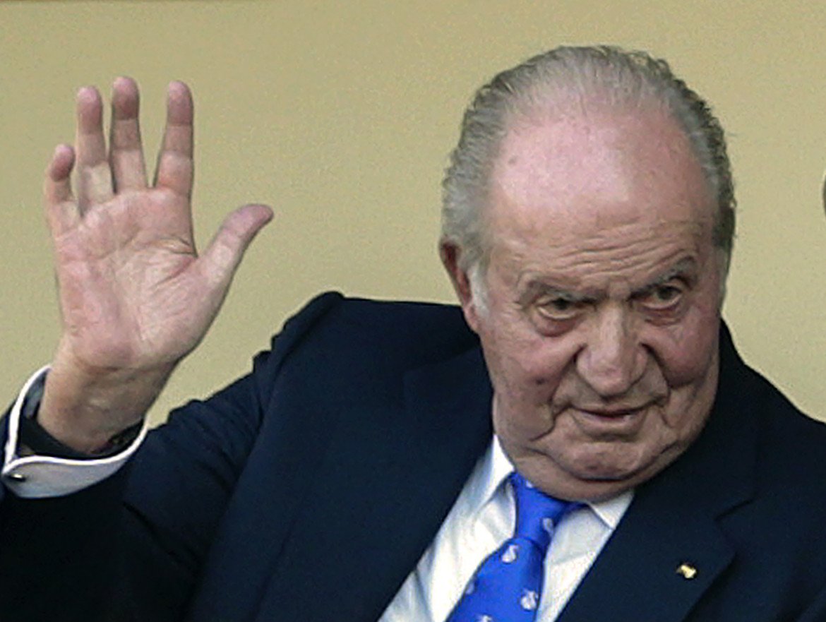 Spagna, l’ex re Juan Carlos si toglie dai piedi