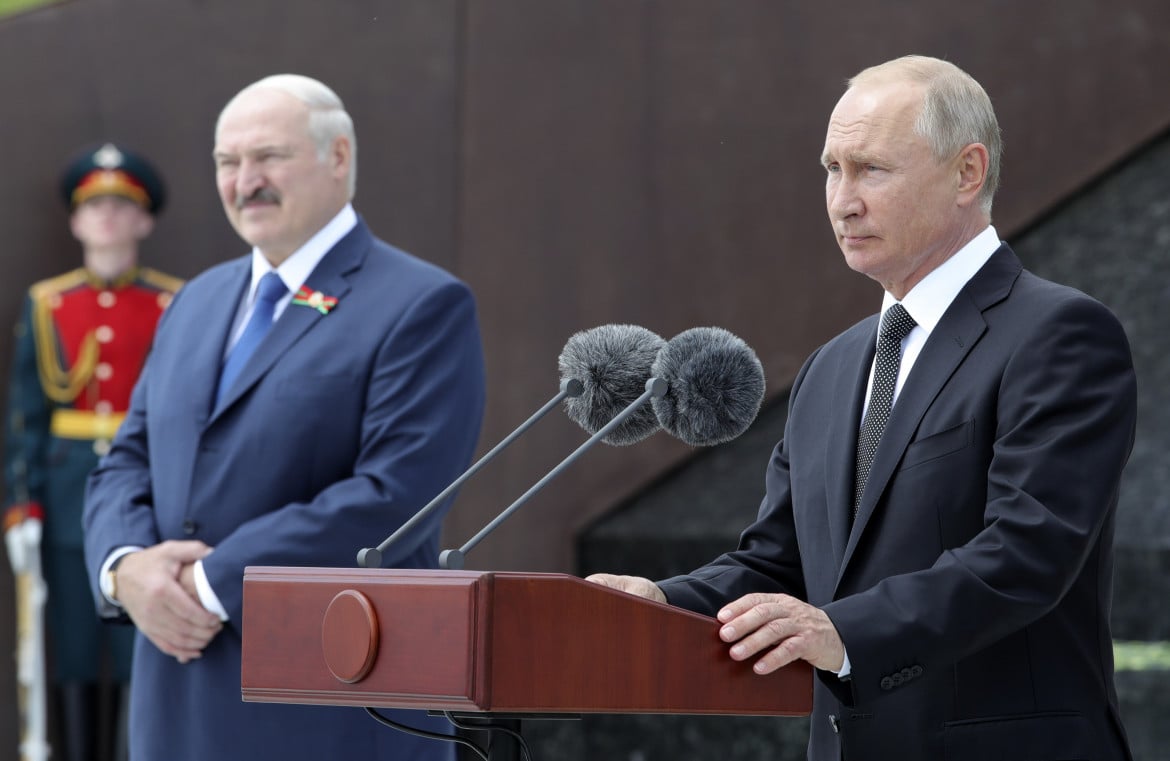 Bielorussia, Putin per un’uscita morbida di «Luka». E studia un’intesa con Macron