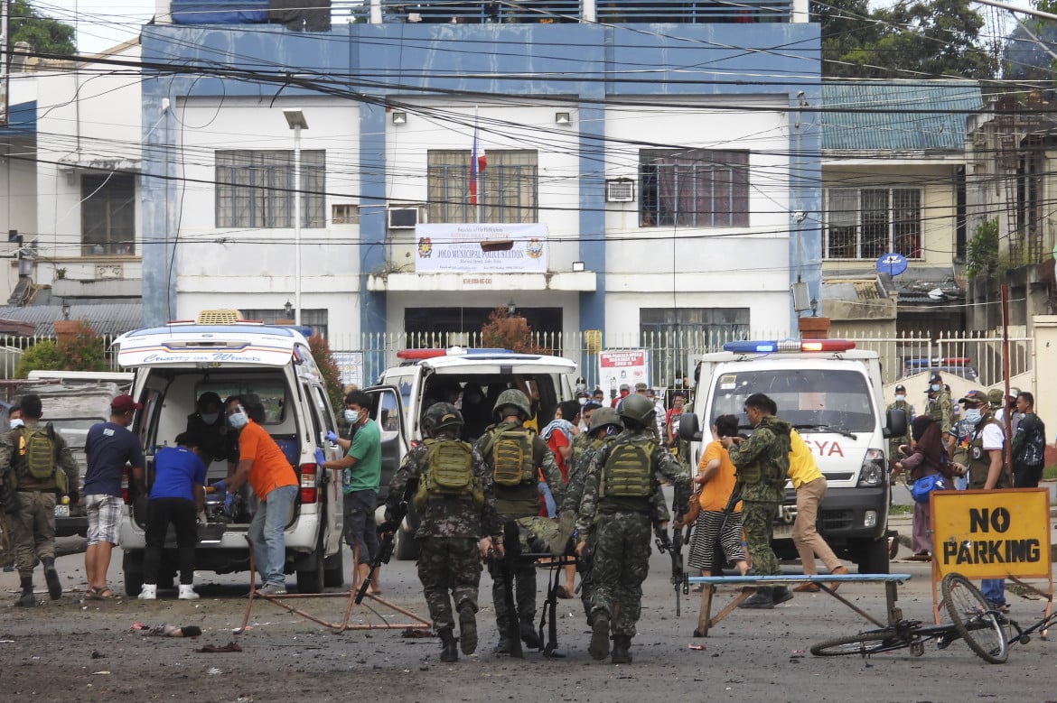 Filippine, doppio attentato: almeno 14 morti, 80 feriti