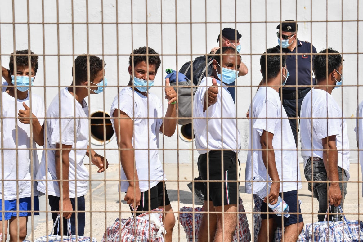 Conte: «Lampedusa svuotata dai migranti entro venerdì»