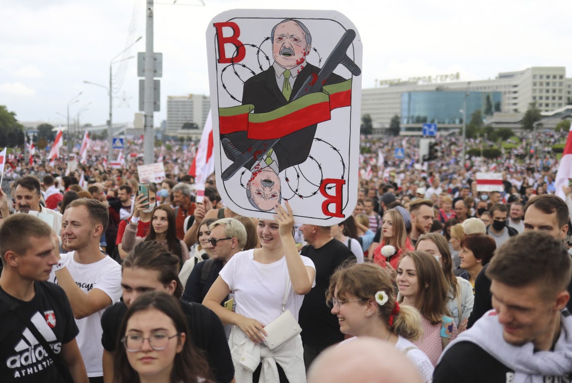 Lukashenko si aggrappa a Mosca, ma l’opposizione lo assedia