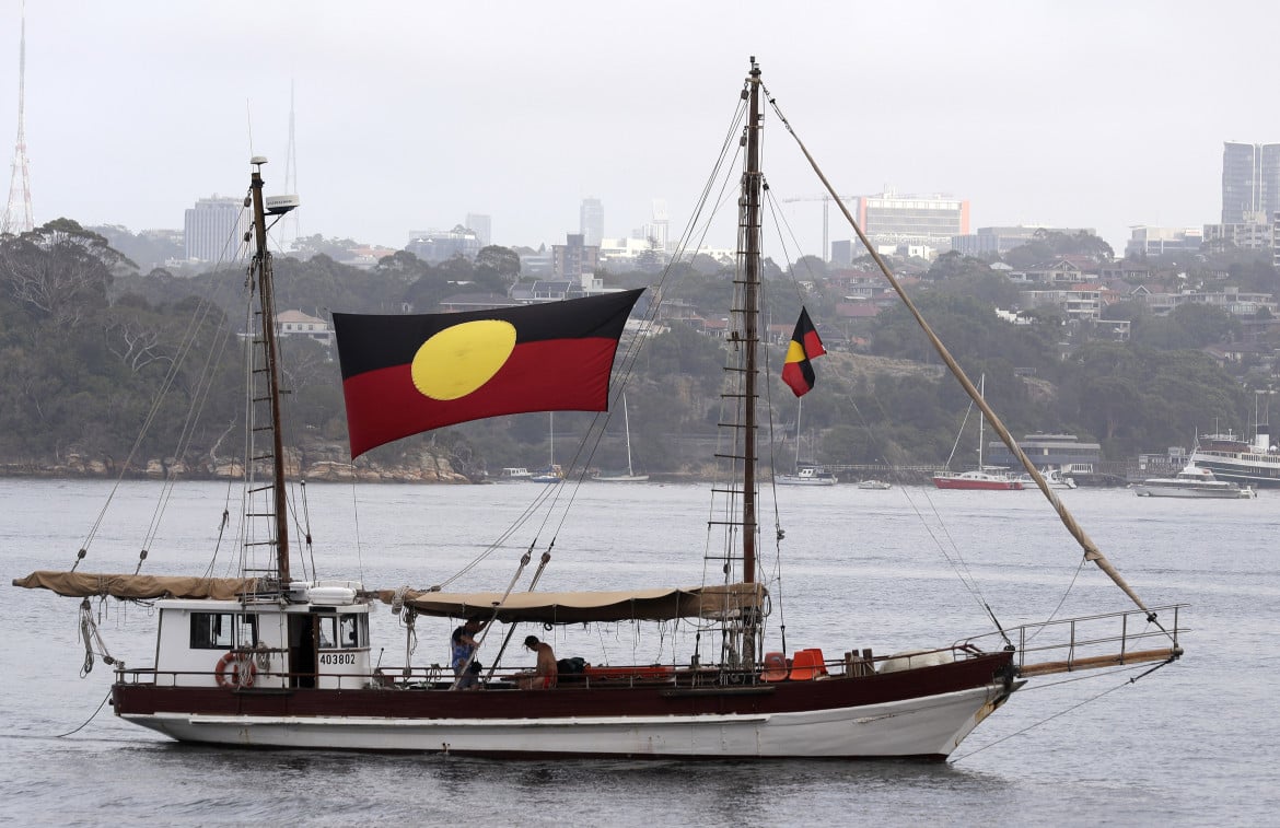 La bandiera strappata degli aborigeni d’Australia