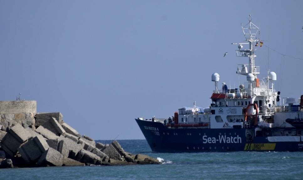 Sea-Watch, i 353 naufraghi trasferiti sulla nave quarantena