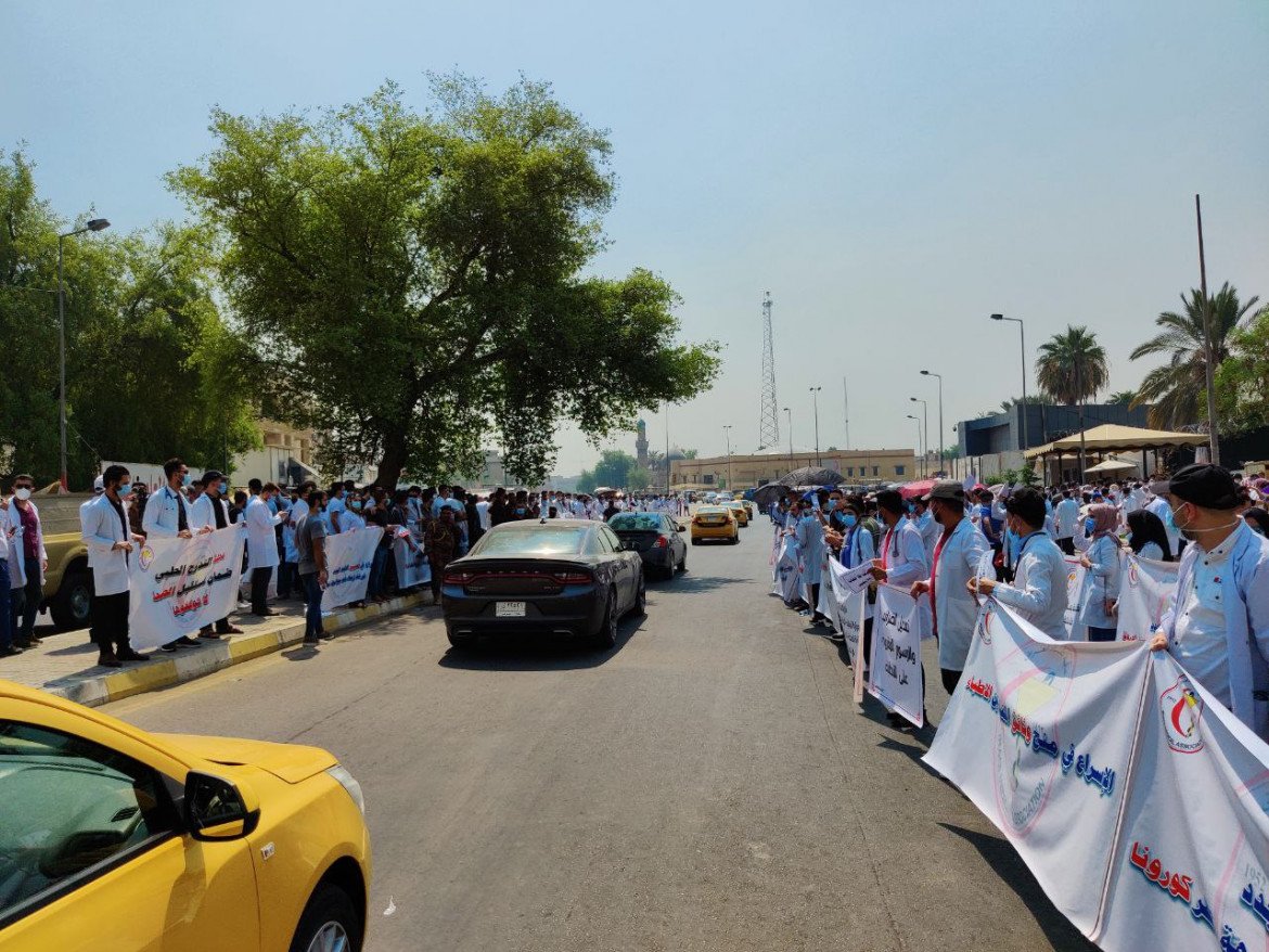 «Vogliamo lavoro e protezioni»: in Iraq si mobilitano medici e laureati