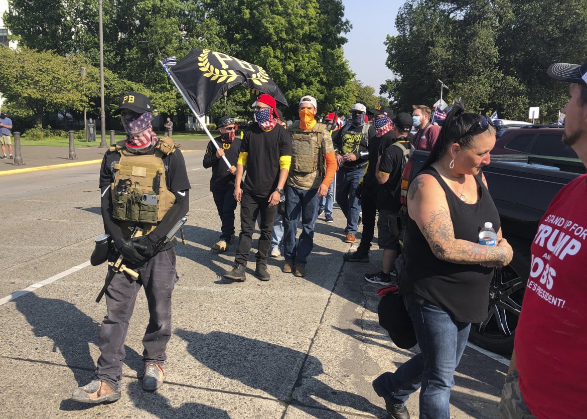 Non solo fiamme: a Portland arrivano le milizie dei Proud Boys
