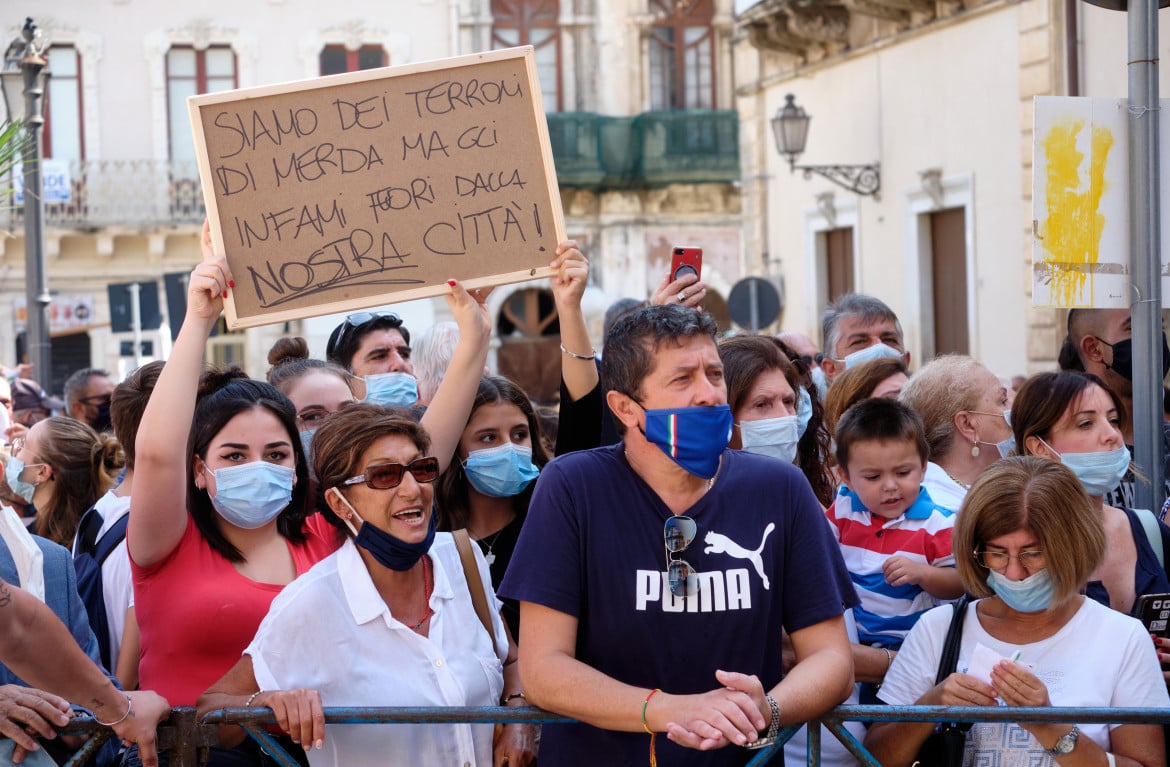 «No al turismo giudiziario». Catania si oppone a Salvini