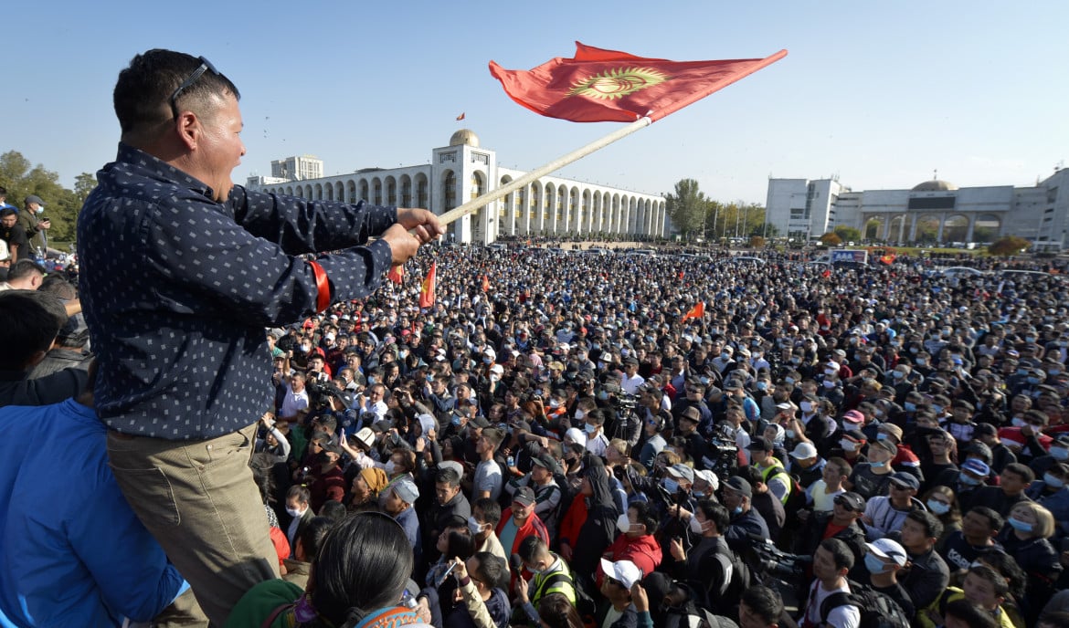 Il Kirghizistan insorge e gira pagina, tutto in 24 ore