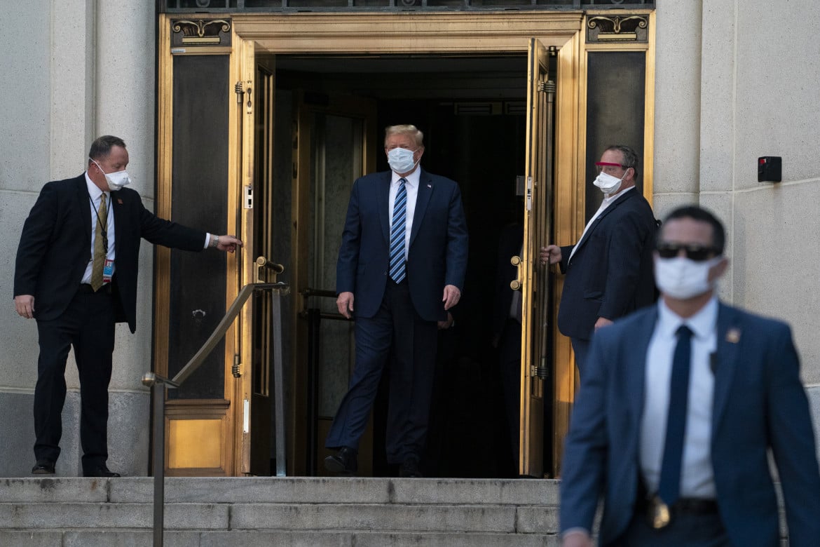 Don’t mask, don’t tell: Trump silenzia funzionari e generali
