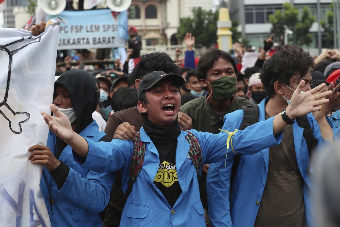 «Licenziare e inquinare», in Indonesia i lavoratori protestano contro la riforma di Jokowi
