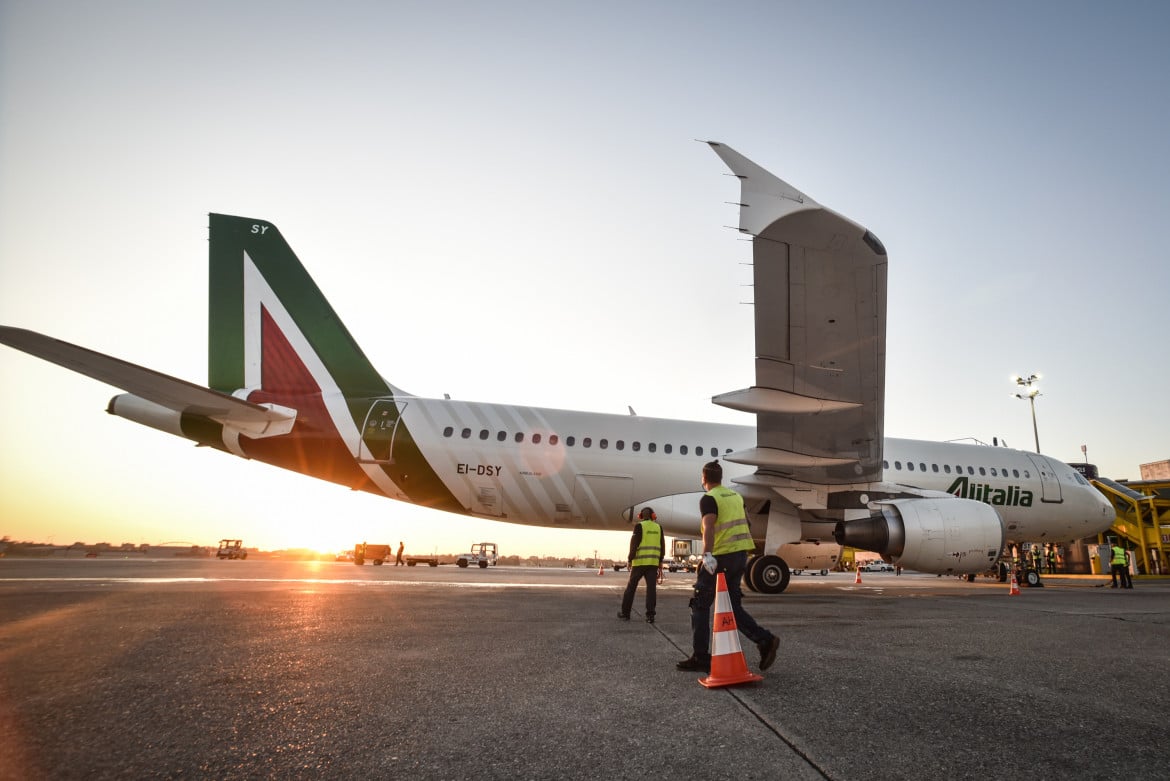 Alitalia, newco e spartizione: il rischio è avere 5mila esuberi
