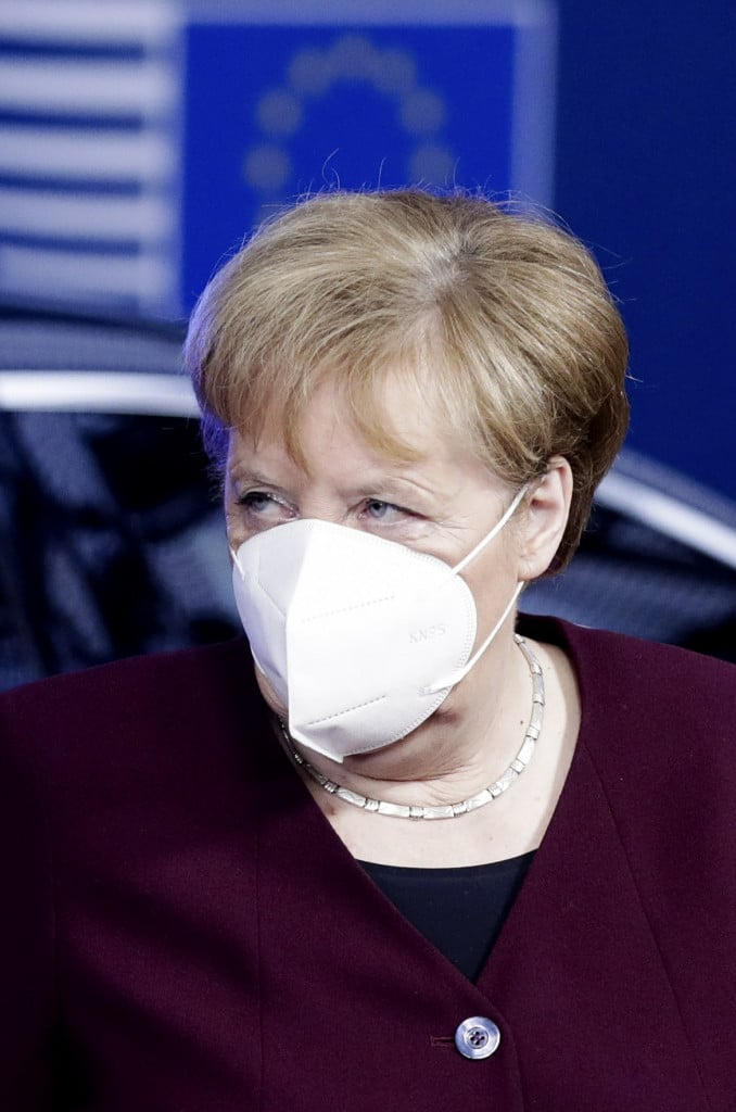 Il drammatico appello di Merkel:  «Vi prego, se potete restate a casa»