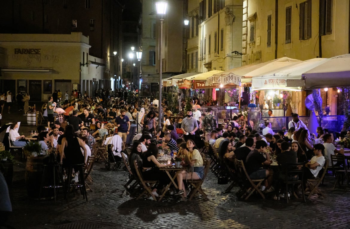 Livorno, teenager senza mascherina si ribellano alle forze dell’ordine