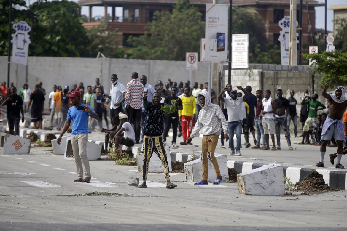 In Nigeria la polizia spara su chi protesta contro la violenza della polizia