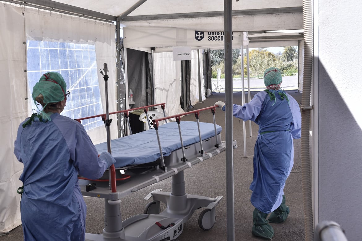 Il caso Sardegna: ospedali in tilt e il Covid non molla