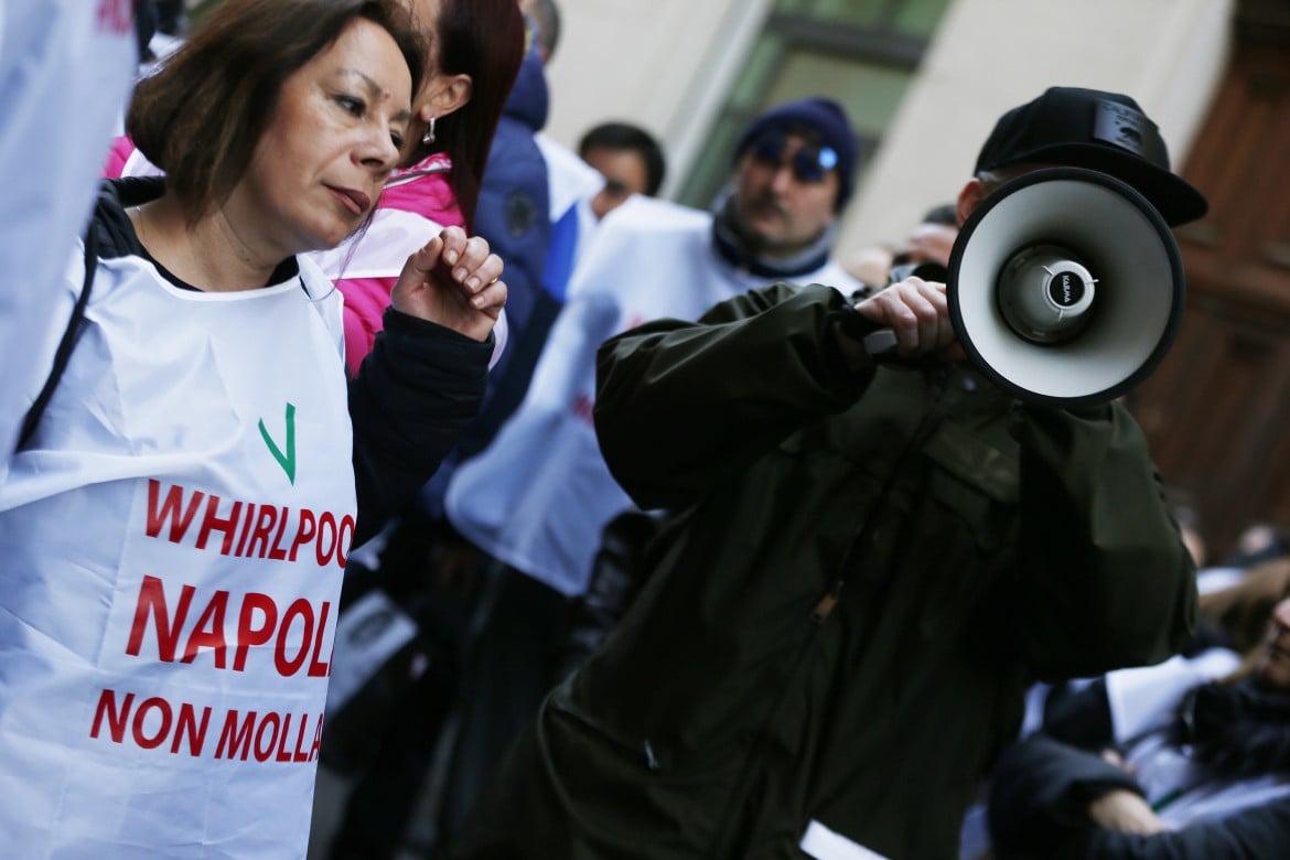 «Il 31 chiudiamo a Napoli». Whirlpool, è «scontro sociale»