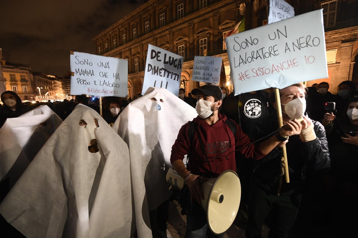 Proteste a Napoli: «Non vogliamo morire né di Covid né di fame»