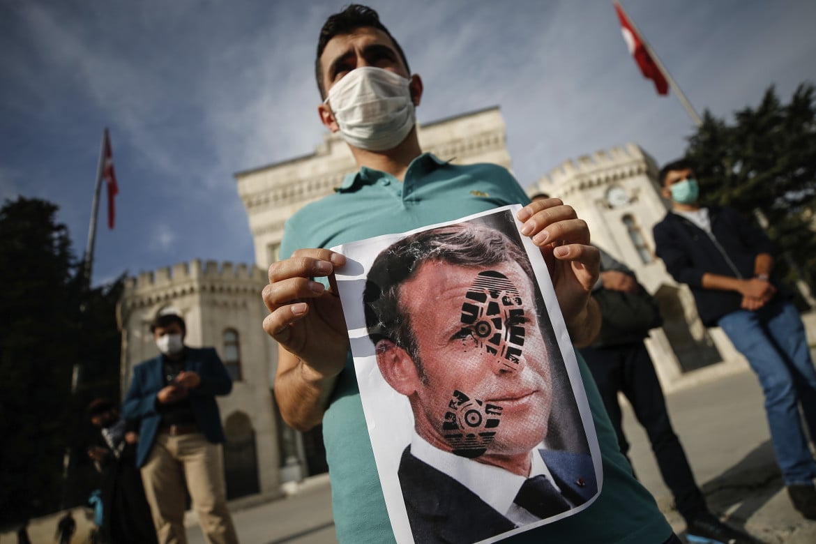 Erdogan alza lo scontro con la Francia: boicottaggio