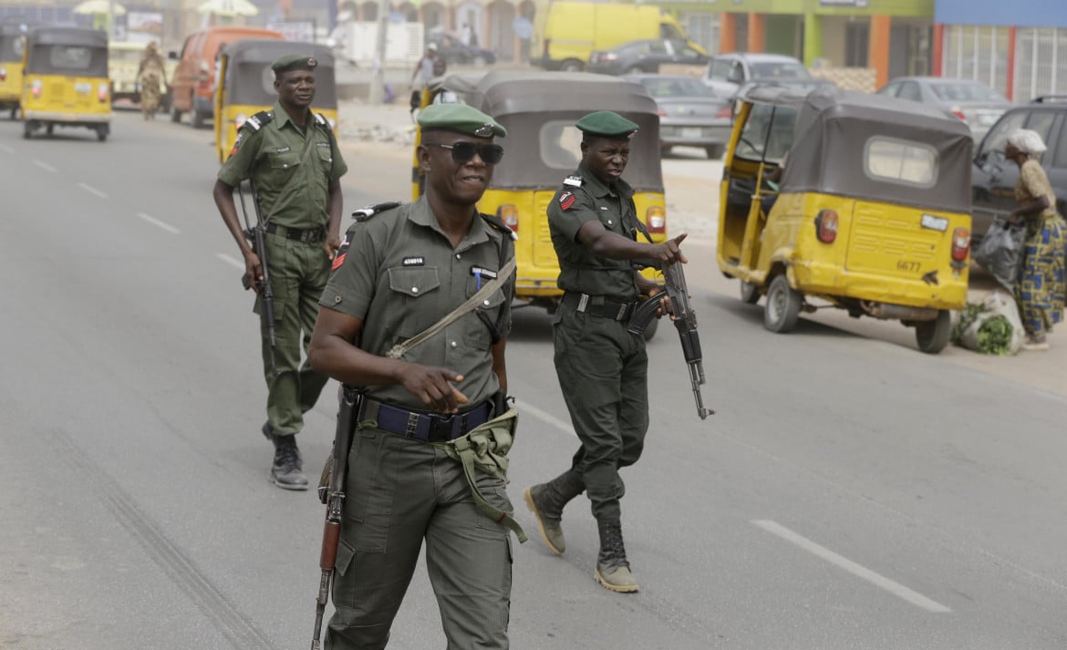 Polizia violenta in Nigeria, la protesta affonda la squadra speciale