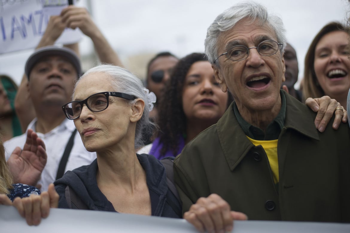 La legge elettorale brasiliana boccia Caetano Veloso che canta per Manuela D’Avila:, è «showmizio»