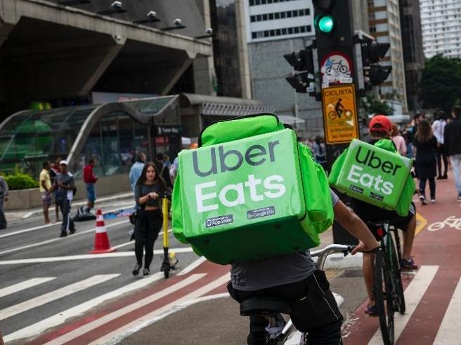 «Uber sfruttava rider “disperati” a tre euro l’ora»