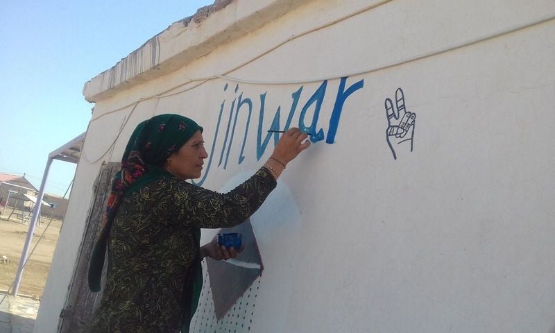 Rojava, un centro medico di donne nel villaggio delle donne: «Ci riprendiamo i saperi»