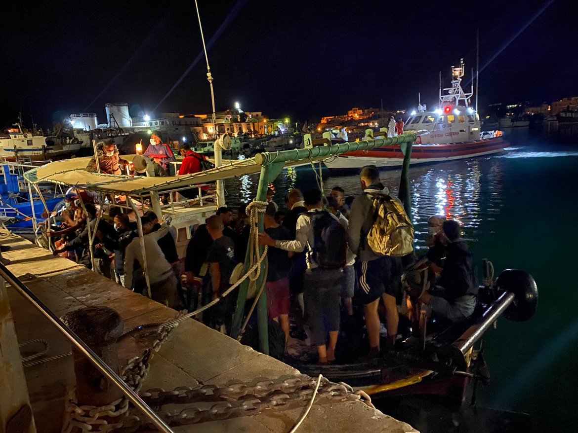 Navi e aerei davanti la Tunisia per fermare le barche dei migranti