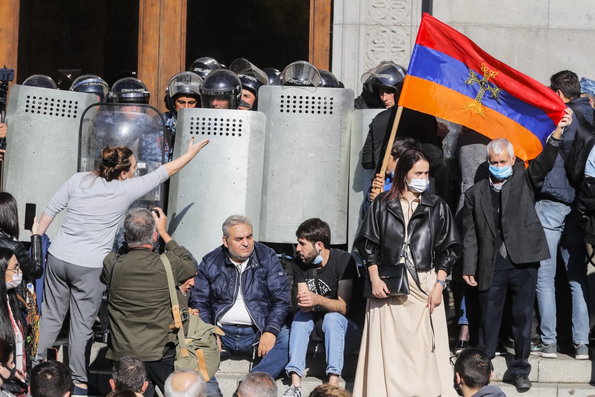 Armistizio di fuoco, in Armenia è rivolta contro Pashinyan
