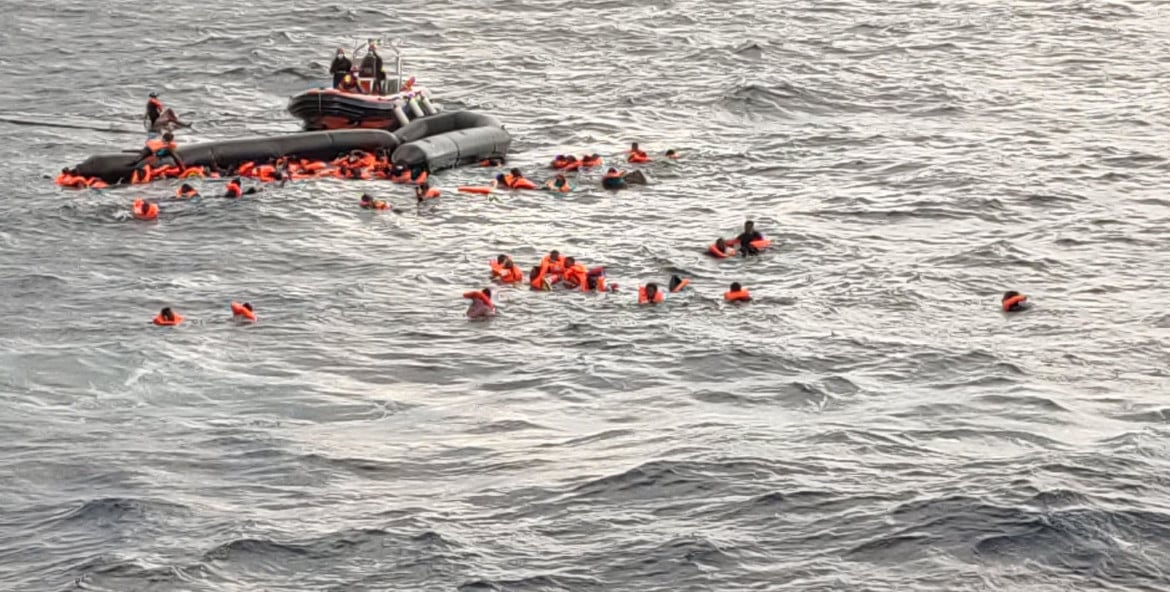 Affonda un gommone, cento migranti in acqua, 6 morti