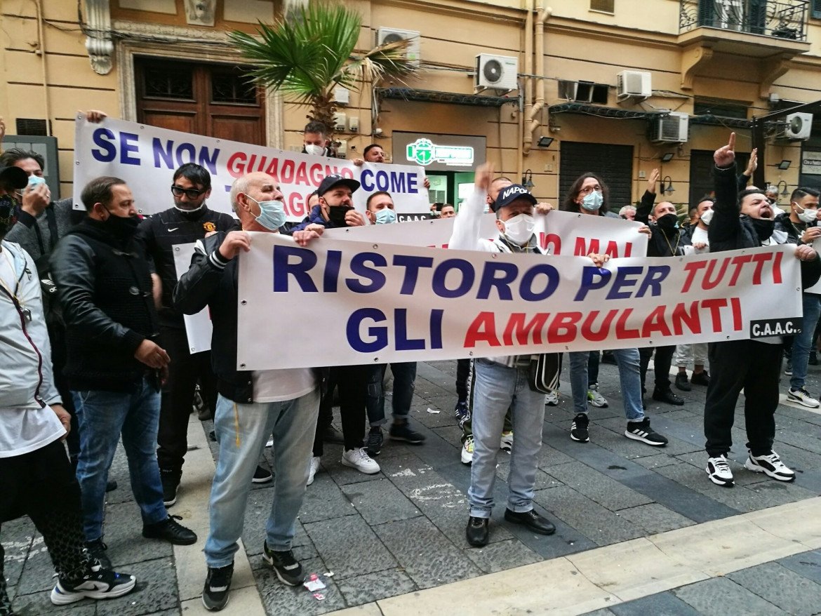 De Luca attacca: «Governo di incompetenti». A Napoli esplode la protesta