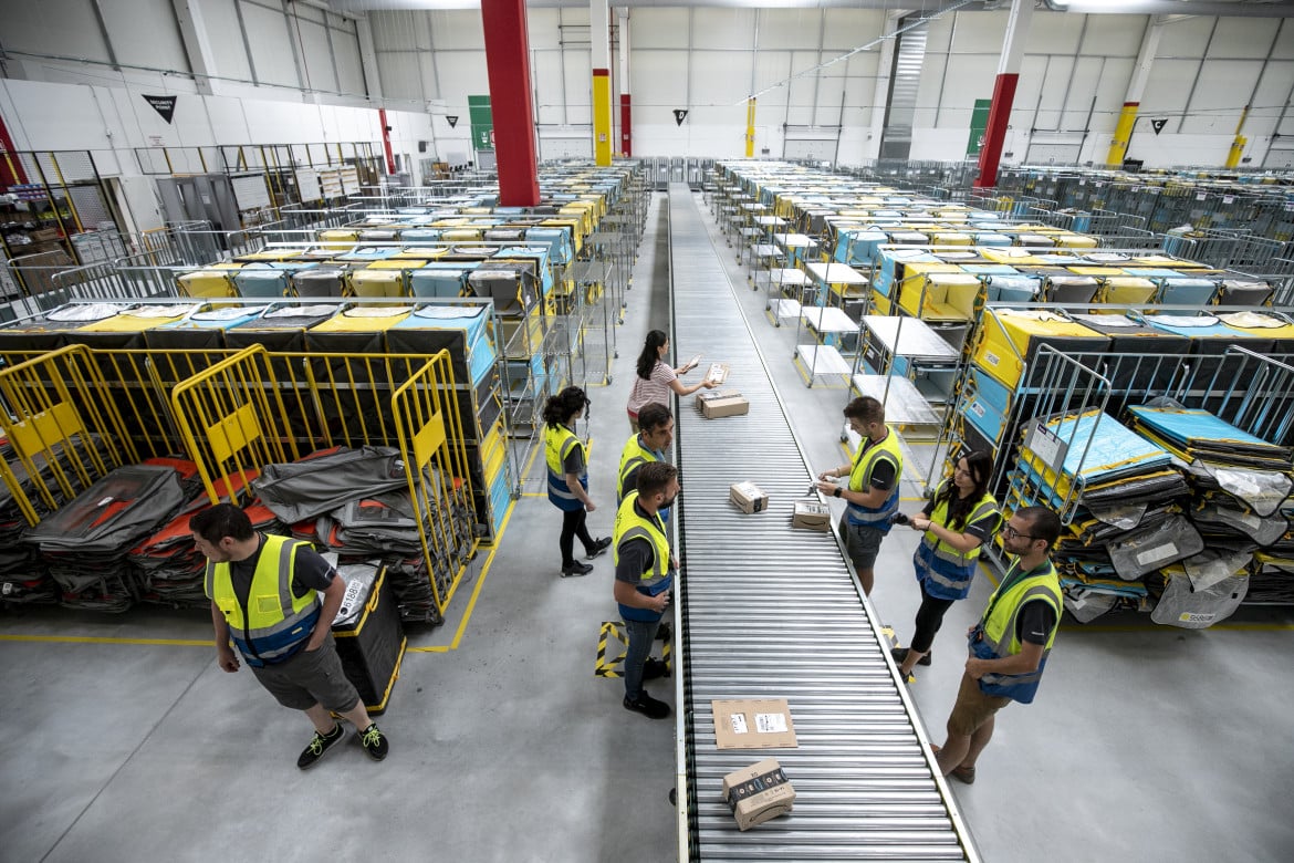 Sorvegliare e produrre: Amazon multata per 32 milioni di euro in Francia