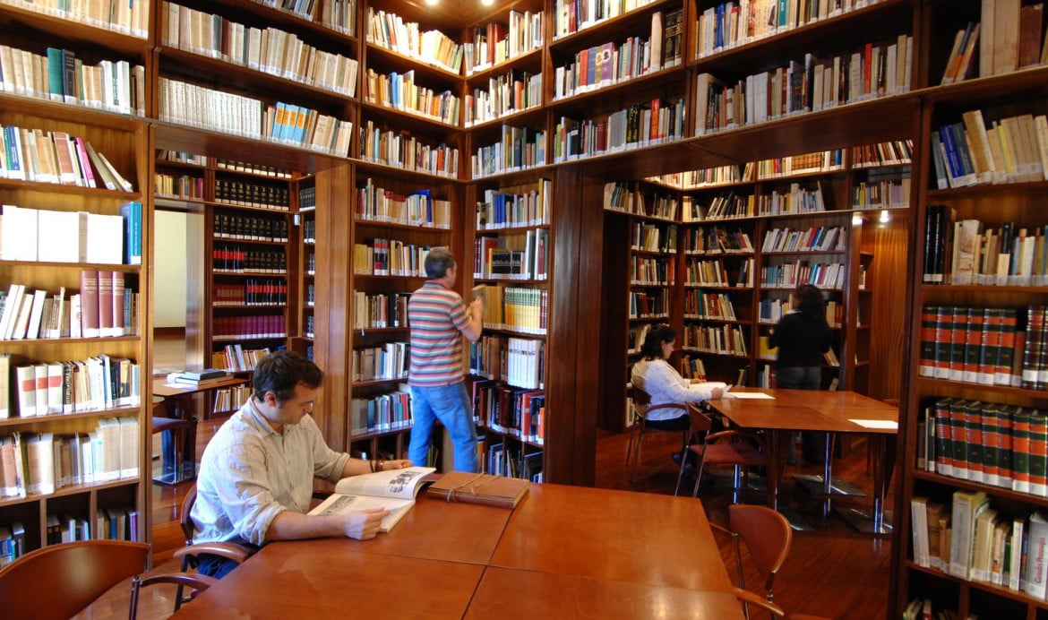I libri sono “beni essenziali” e le biblioteche chiudono?