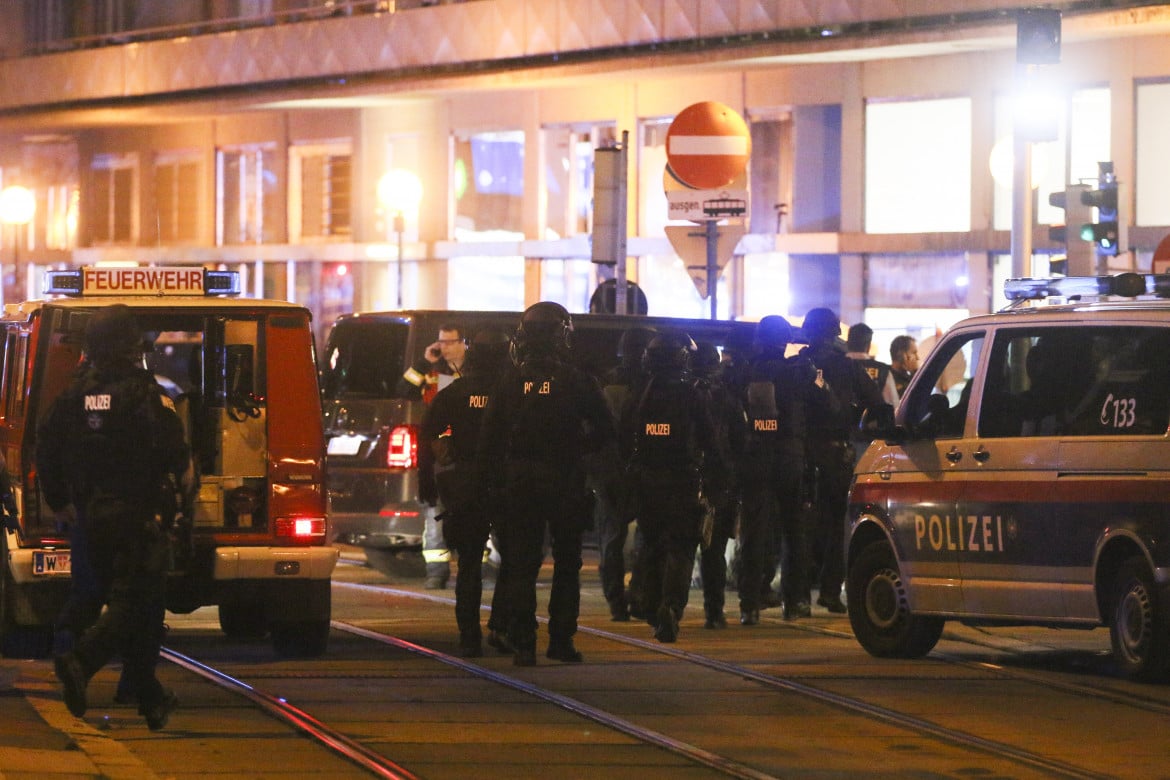 Terrore a Vienna, spari davanti alla sinagoga. Sarebbero sette i morti
