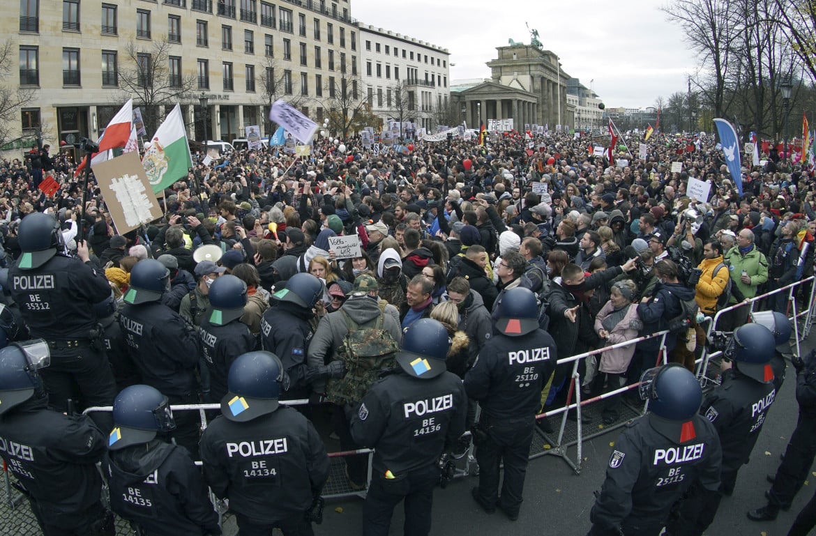 L’ultra-destra in piazza a Berlino sfida il semi-lockdown
