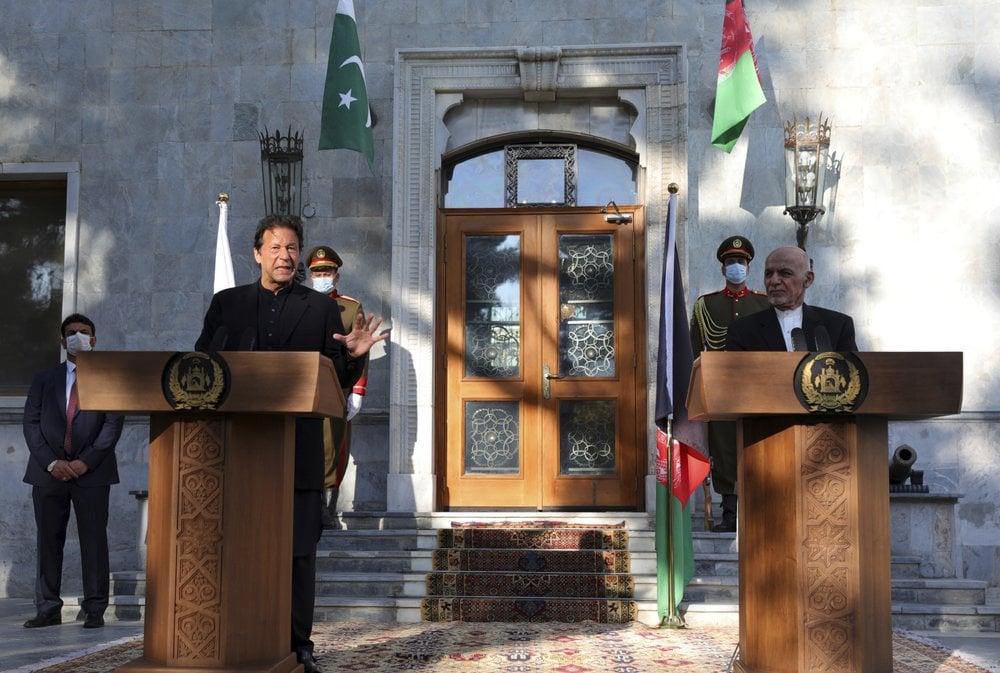 Imran Khan a Kabul rivendica la pace (in stallo) con i Talebani